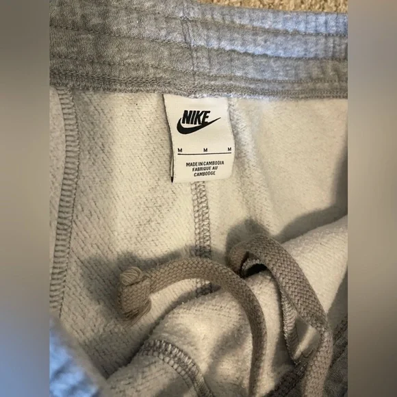 Men’s Nike Gray Tapered Cuffed Sweatpants - Picture 3 of 6